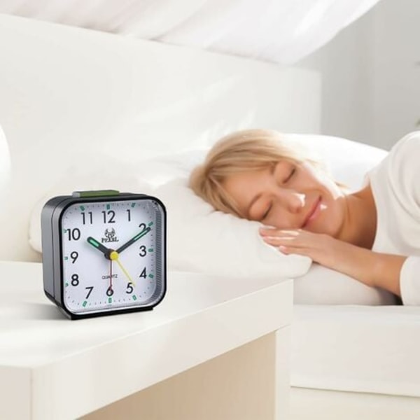 Analog resealarmklocka, super tyst batteridriven liten skrivbordsklocka med snooze, pipljud, nattljusfunktion, enkel inställningsklocka för sovrum,