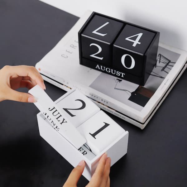 Skrivbordskalender i trä 2022-2023, evighetskalender med månadsdatum