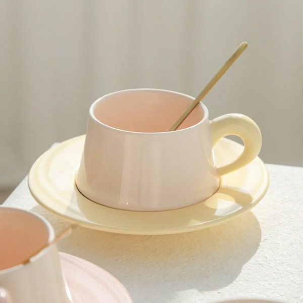 Novel Mugguppsättning för Latte-älskare, Unik Design Keramisk Kaffemugg med Matchande Fat, Handgjorda Oregelbundna Former Ger Karaktär till Ditt Kaffe