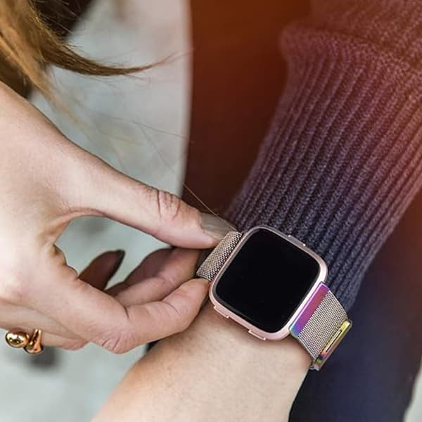 Rustfrit stål mesh-armbånd til Fitbit Versa 2, stærk magnetisk lukning med mesh-loop-design, justerbar åndbar udskiftning i rustfrit stål