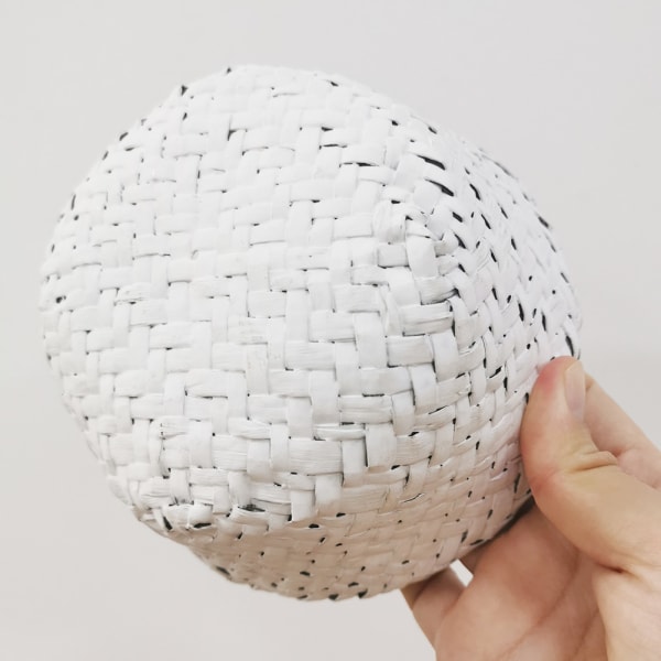 (Naturfarvet øverst og sort nederst) (Mellemdiameter 13x åbningshøjde 12x øvre åbningsdiameter 10,16cm) Flettet seagrass kurv, der kan foldes