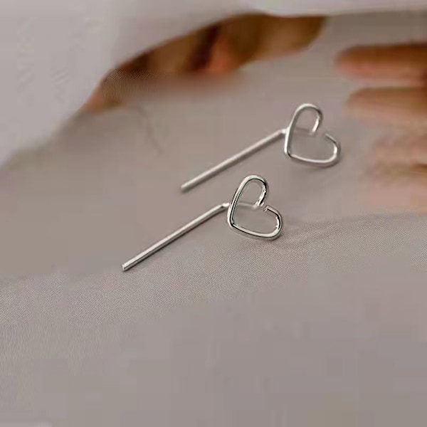 Elegante Hjerteformede Sølv Stud Øreringe: Stilfuldt Alloy Design til Daglig Brug & Festligheder