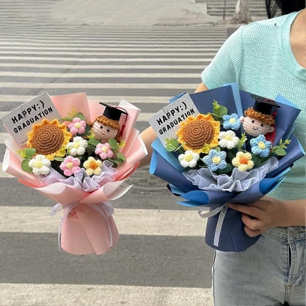 【02】2026 Dimissionshæklet Blomsterbuket Strikket Dimissionsdukke Kunstig C
