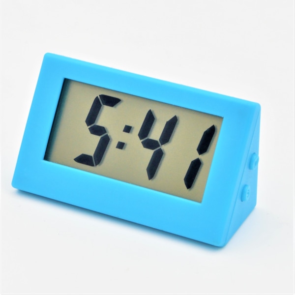 Hvit digital klokke, liten klokke, mini, kan brukes som bilklokke eller bordklokke, 5,6 x 3 cm, gummibelagt