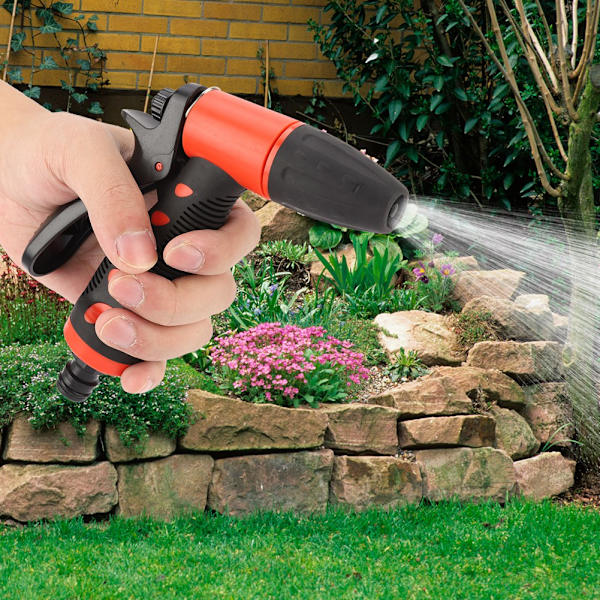 Håndholdt haveslange sprøjte med sprinklerhoved og slangetilslutning til effektiv vanding