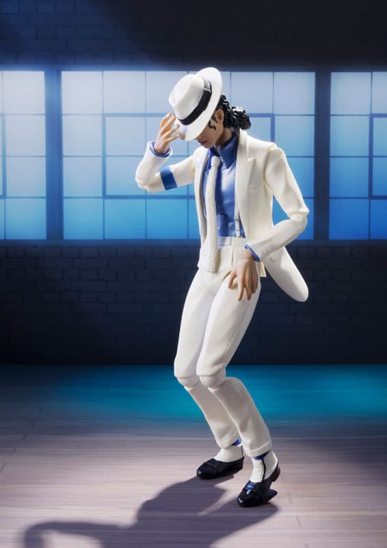 Michael Jackson, mesteren av pop, i hvite klær, moonwalking actionfigur. Michael Jackson
