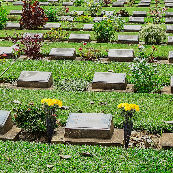 (Pakke med 1) (Konisk blomsterkurv) Haveblomsterkurv Hul blomsteropstilling Blomsterkurv Kirkegård Blomsteropstillingskurv 18,5x6,8 cm (hvirvel