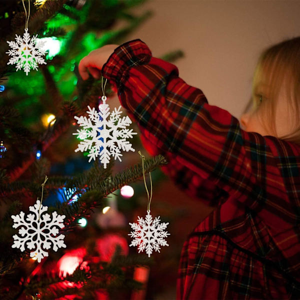 36 stk. Hvide snefnug ornamenter i plast med glimmer til vinterjuletræspynt i forskellige størrelser