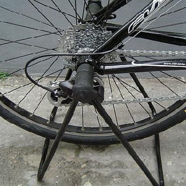 Hållbart U-format cykelställ i metall för golvparkering
