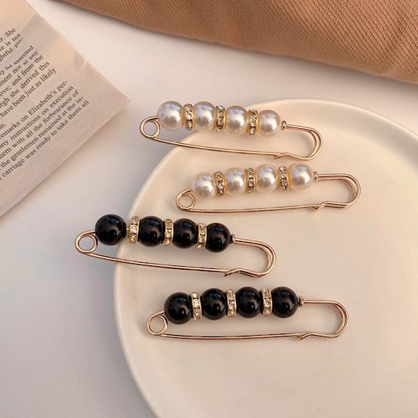 4-delad set med konstgjorda pärlor - brosch och säkerhetsnål - perfekt för att fästa kläder, kragar och midjeband med eleganta pärldetaljer