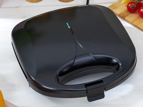 Leivänpaahdin 750W voileipäkaksoismusta