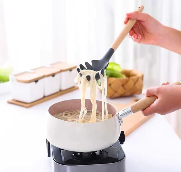Heat-resistant silicone pasta spoon, spaghetti spoon with portion measure
