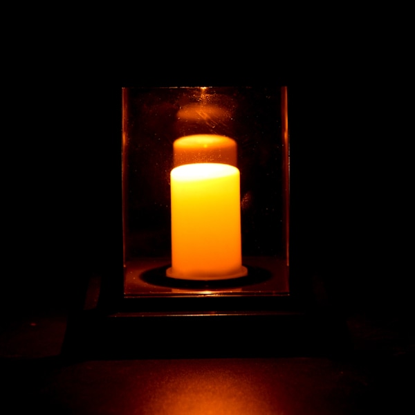 Aurinkoenergialla toimiva ulko-LED-kynttilälyhty puutarhoihin, aitoihin ja nurmikoille