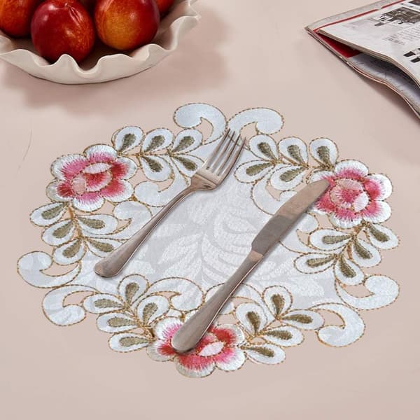 Sett med 4 blomstrete broderte blondebrikker, runde, 25 x 25 cm, ZQKLA
