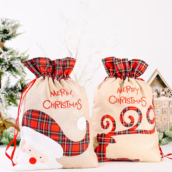 2 tomtesäckar. Julklappspåsar med dragsko. Medelstorlek 5