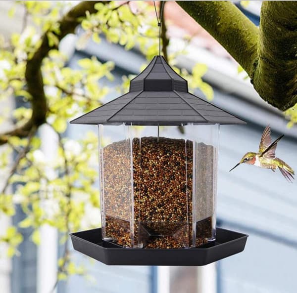 Lintulauta, riippuva oravankestävä puutarhalintulauta katolla