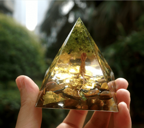Krystallenergi-pyramide for meditasjon og chakrahealing - edelsten