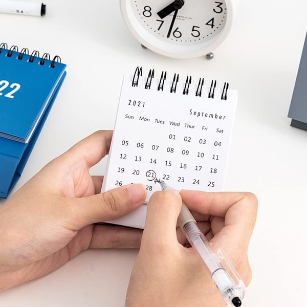 (Rød) 9,5 x 7,5 cm, 2022 enkel mini skrivebords kalender i ensfarvet, ZQKLA