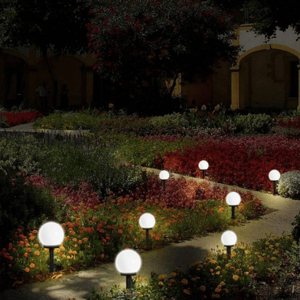 Sett med 2 LED utendørs solcellelamper, kuleformet design, jordspyd, ZQKLA