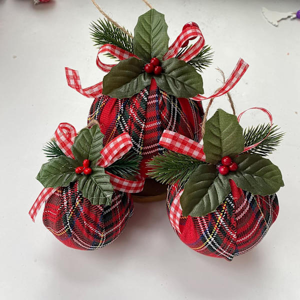 6 st Röda Julkulor i Rutigt Mönster med Rosett och Gröna Blad, ZQKLA