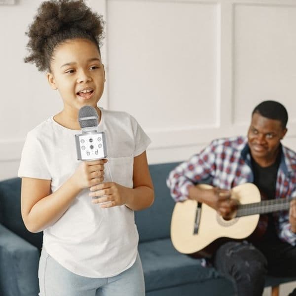 Karaokemikrofoni kaiuttimella / Karaoke mikrofonilla – Bluetooth hopea, su