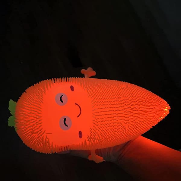 Gulerod Squeeze Legetøj, Højt Simuleret Ensfarvet Lysende Gulerodsform Squeeze Legetøj til Børn - Tilfældig Farve.