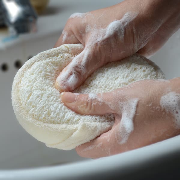 Sett med 2 eksfolierende badekuler, badehåndkle og ryggsvamp