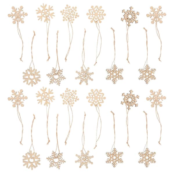 Khaki julgransprydnader i trä formade som snöflingor