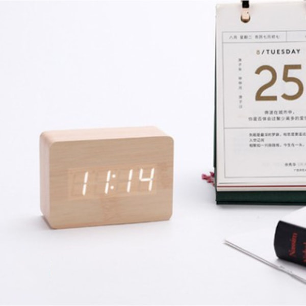 Stilren digital klocka i trä med bakgrundsbelysning, batteridriven, snooze-funktion, USB-laddning, visningsformat för alla rum