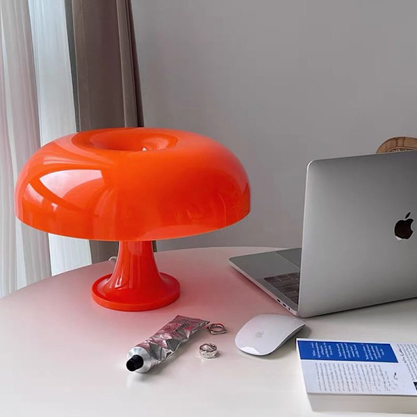 Klassisk dansk sopp-bordlampe, moderne minimalistisk nordisk designermodell, soverom, nattbord, atmosfære, leselampe