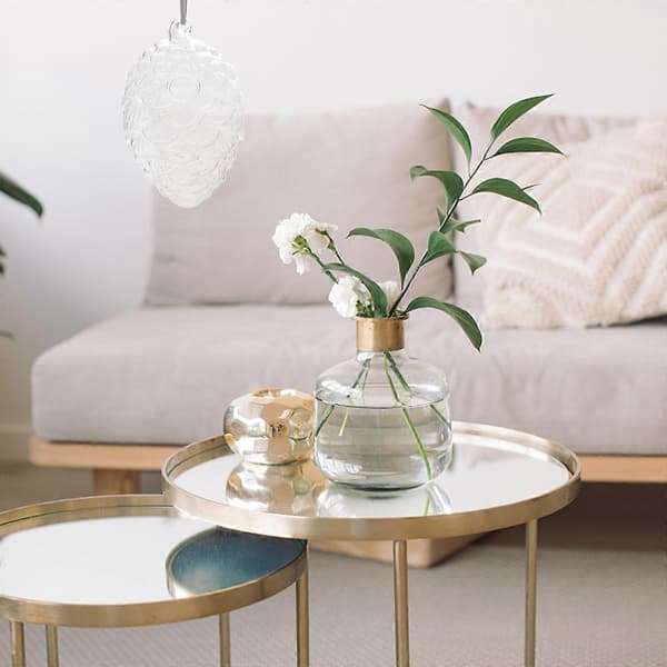 Kreativ vas i kotteform av glas för förvaring