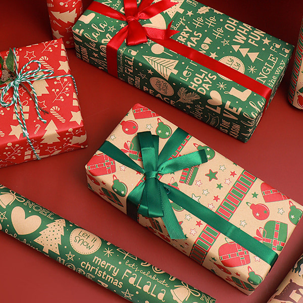 Festligt julpapper, kraftpapper fullt av färgglada julelement för att slå in många presenter, papper av pålitlig kvalitet för alla