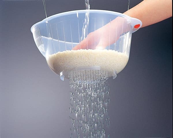Innovativ risdræner til køkkenet, designet med solid bund og sidedræn, en kreativ løsning til vask af ris (Klar)