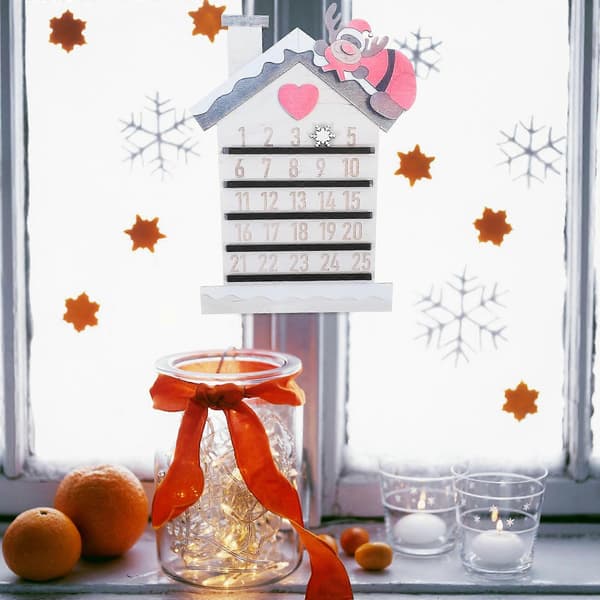 Julekalender i tre til oppheng, 2 stk. festlige anheng for dekorasjon