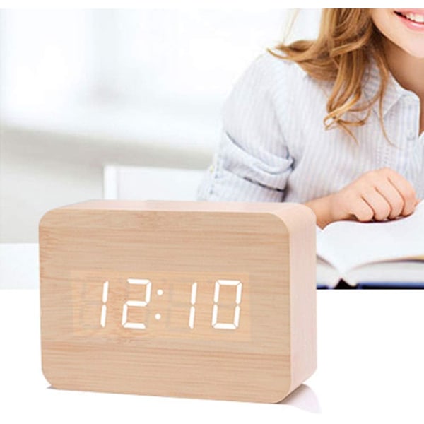 Stilren digital klocka i trä med bakgrundsbelysning, batteridriven, snooze-funktion, USB-laddning, visningsformat för alla rum