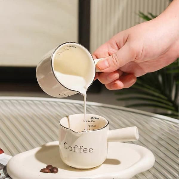 Keramisk mjölkkanna för kaffe, espressokopp med måttskala och ounce-markering