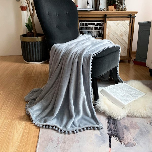 Flanellfilt med Pom Pom-fransar, Mysig Pläd i Mikrofiberpolyester för Användning Året Runt, Dekorativ & Funktionell för Vardagsrum, Sovrum