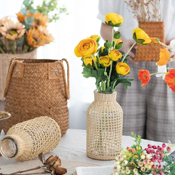 Glasblomvas med rottingöverdrag Heminredning Blomkruka