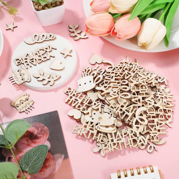 Bursdagskake trefigurer til dekorasjon 150 stk ubehandlede miniformer beige
