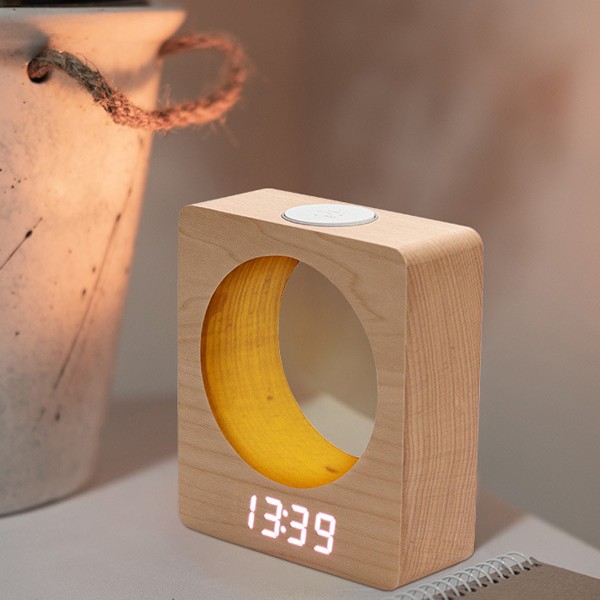 Klocka i massivt trä, stilren trädesign med justerbar volym, displaydimmer, dubbla alarm, snabbare trådlös laddning för sovrum, skrivbord, kontor (högljudd)