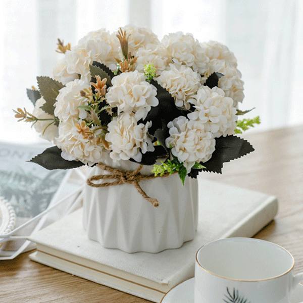 Keinotekoinen hortensia kimppu pienellä keraamisella maljakolla