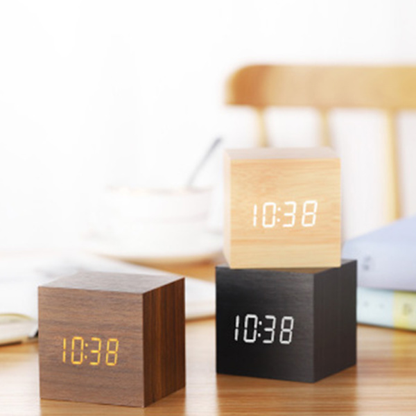 Digital vekkerklokke, tre LED-lys Mini moderne kube skrivebordsalarm