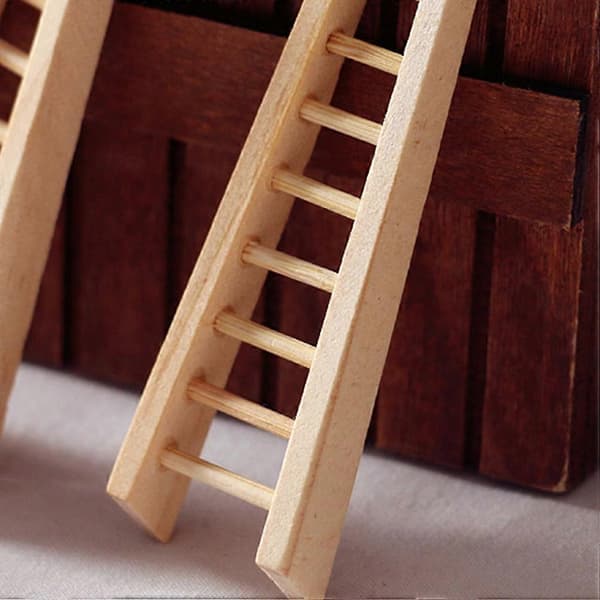 Miniatyrstege i trä för dockskåp