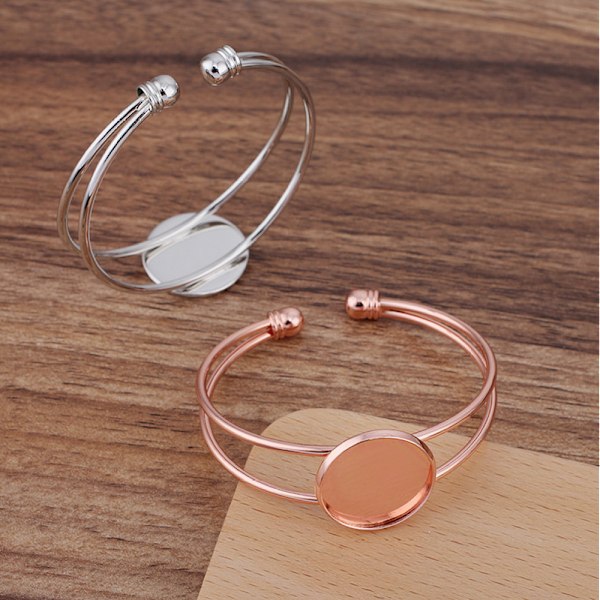 Tomma manschettarmband i mässing