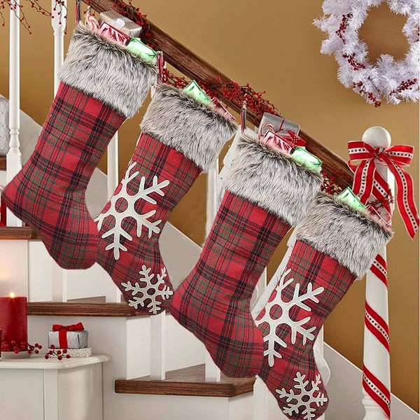 Röd Julstrumpa i Rutigt, Klassisk Design med Lyxiga Mjuka Muddar för en Varm och Inbjudande Atmosfär, Polyester 46 cm Lång Hängande Dekoration