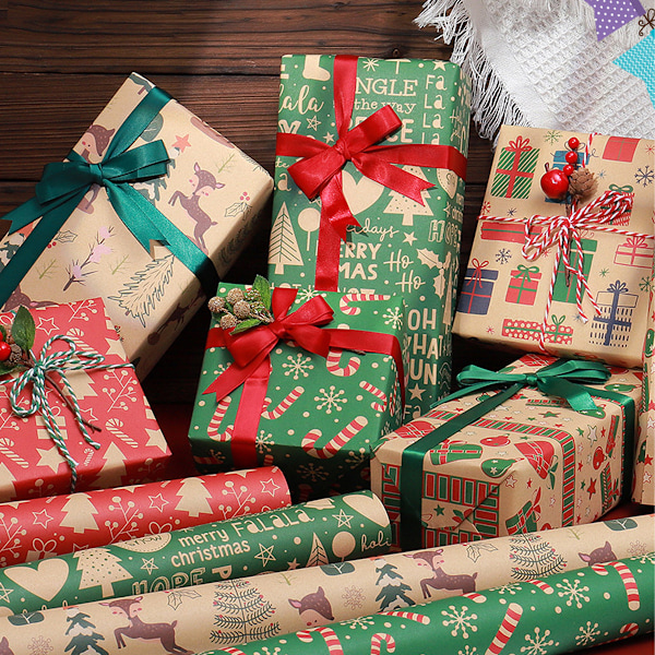 Festligt julpapper, kraftpapper fullt av färgglada julelement för att slå in många presenter, papper av pålitlig kvalitet för alla