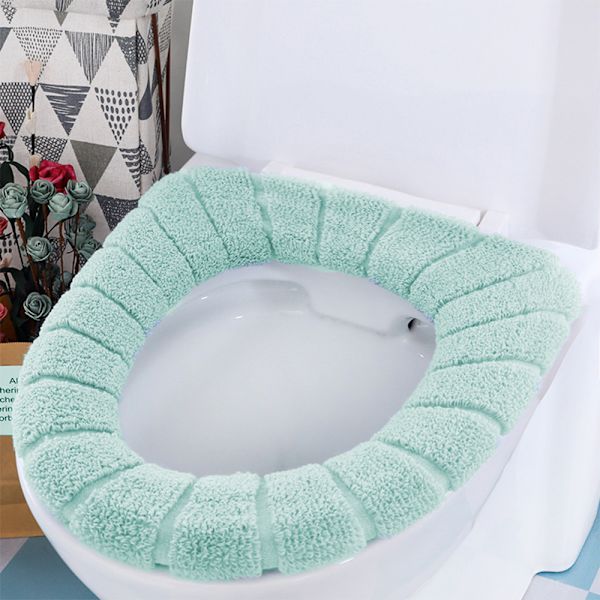 Pehmeä kylpyhuoneen wc-istuimen pehmuste, jossa sisäänrakennettu muovirinkula