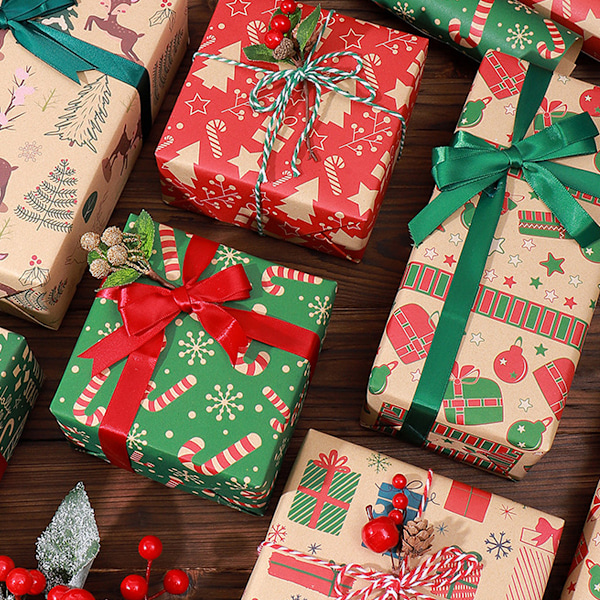 Festligt julpapper, kraftpapper fullt av färgglada julelement för att slå in många presenter, papper av pålitlig kvalitet för alla