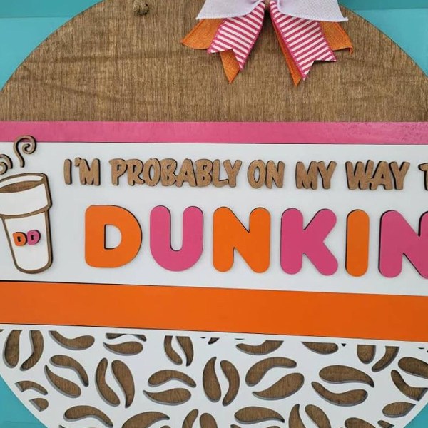 2023 New Dunkin' Door Hanger Jeg kan være på vej til Duncan trædørskilt hængende