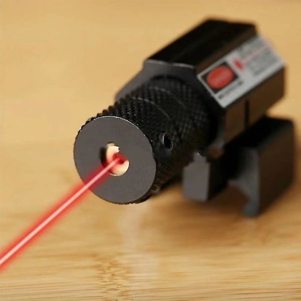 Mini-infrapunalaser, joka tähtää ylös, alas, vasemmalle ja oikealle säädettävä lasertaskulamppu korkean läpäisevyyden linssillä opettajan kynäinstrumentti (punainen valo + 11 ja 22 m